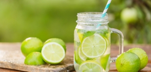 20 razones para beber agua con limón en la mañana